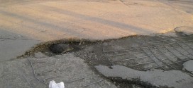 Жители Ухты самостоятельно ремонтируют дороги города, используя холодный асфальт